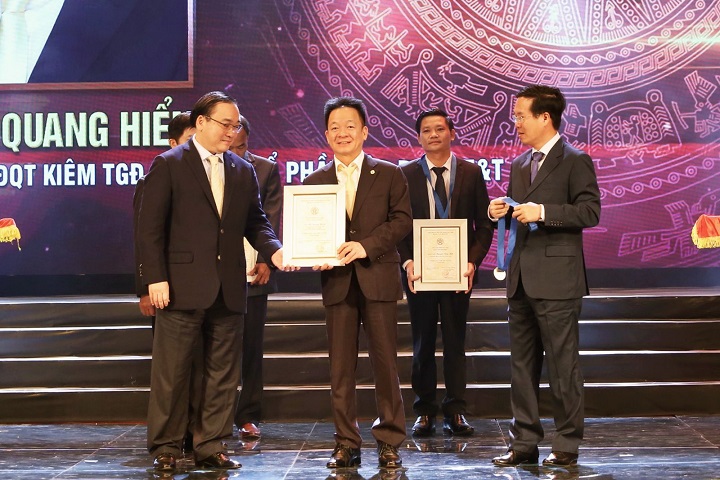 09/10/2018 Chủ tịch Tập đoàn T&T Group Đỗ Quang Hiển được trao danh hiệu Công dân Thủ đô ưu tú 2018